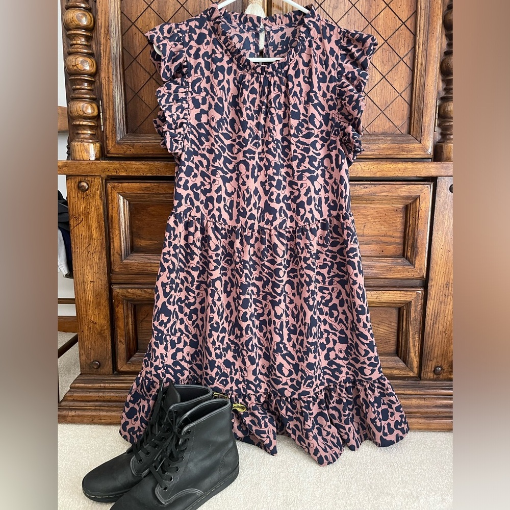 Size Medium, leopard print dress, great to transition to fall!